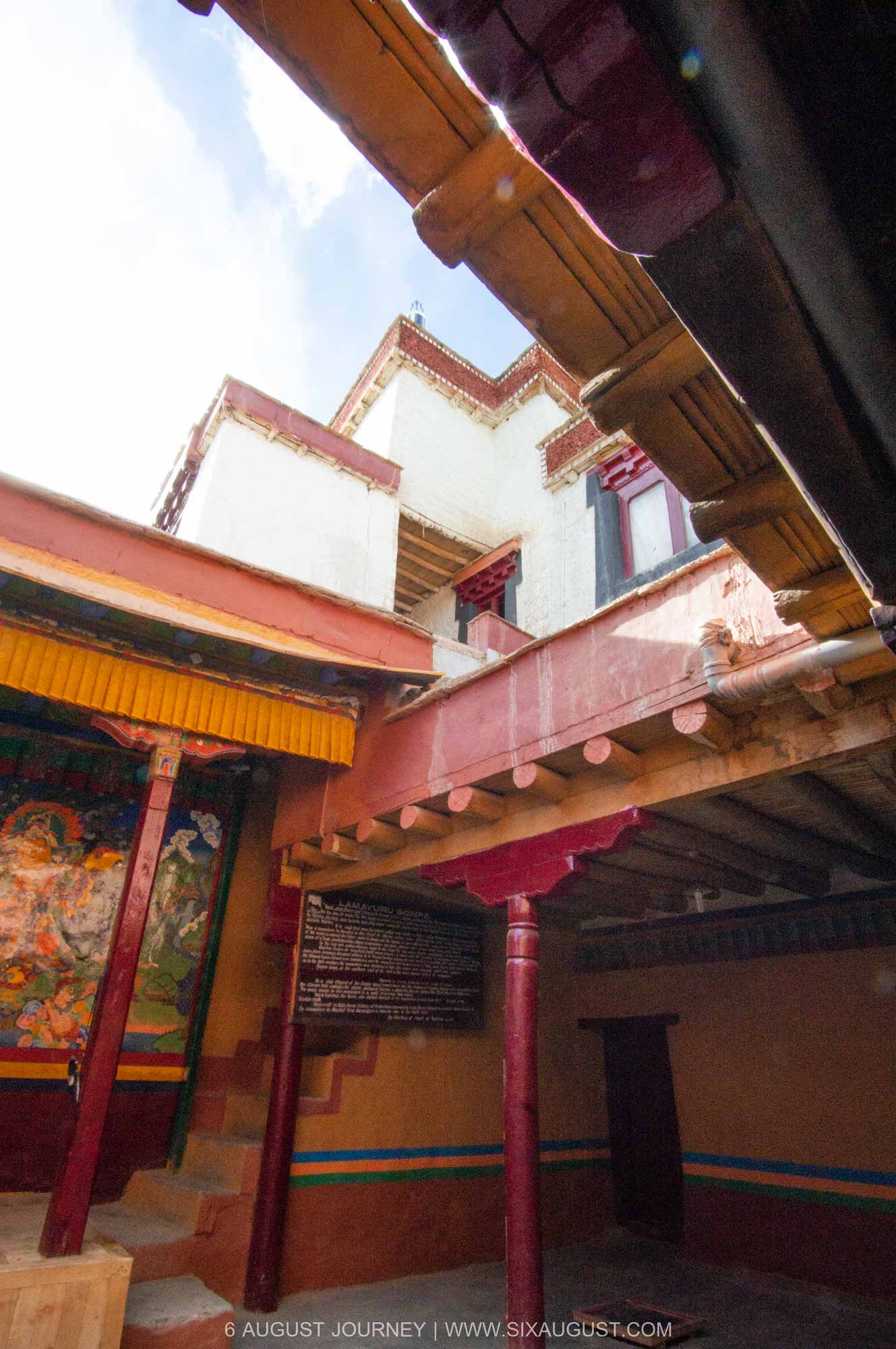สีของความ Lamayuru Monastery คือ