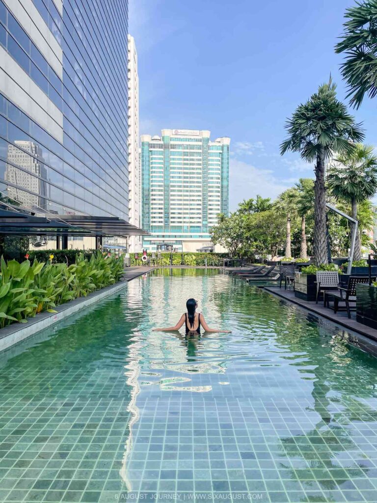 Holiday Inn Bangkok Sukhumvit รีวิว สระว่ายน้ำ
